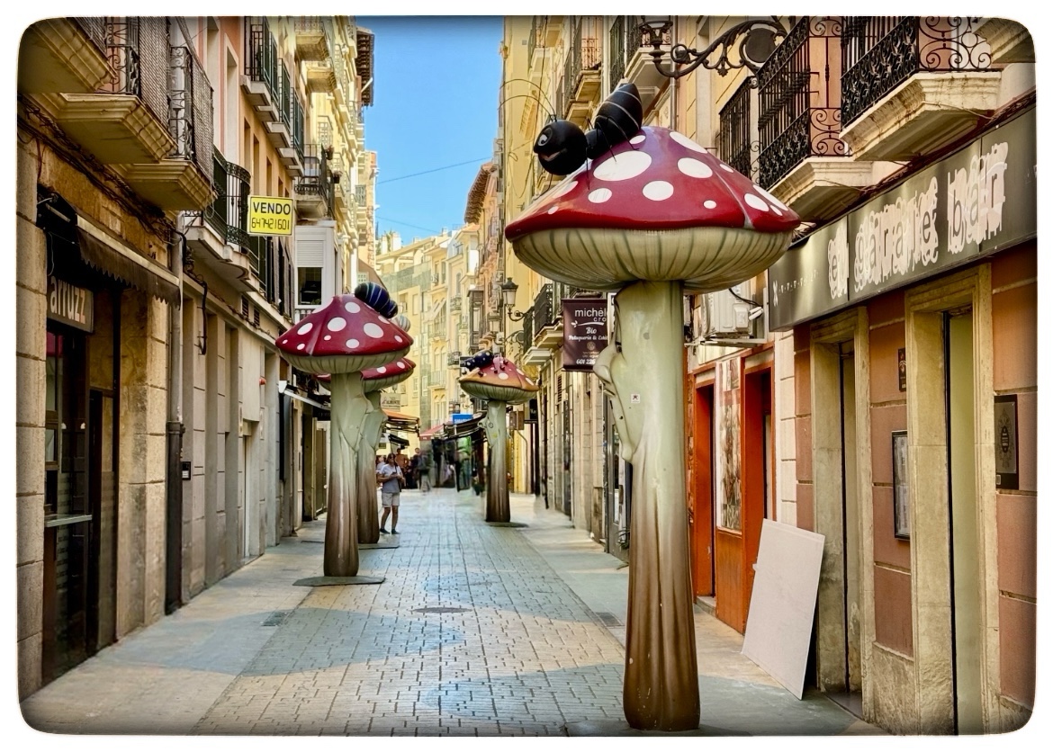 Du visar för närvarande San Francisco Street i Alicante, känd som ”The Mushroom Street”